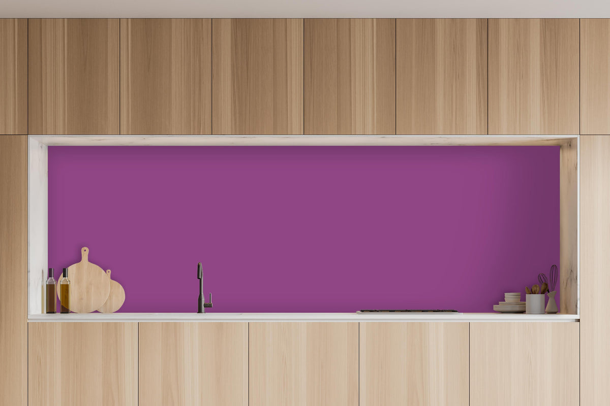 Küche - RAL 4008 (Signalviolett) in charakteristischer Vollholz-Küche mit modernem Gasherd