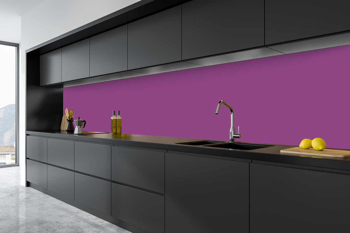 Küche - RAL 4008 (Signalviolett) in tiefschwarzer matt-premium Einbauküche