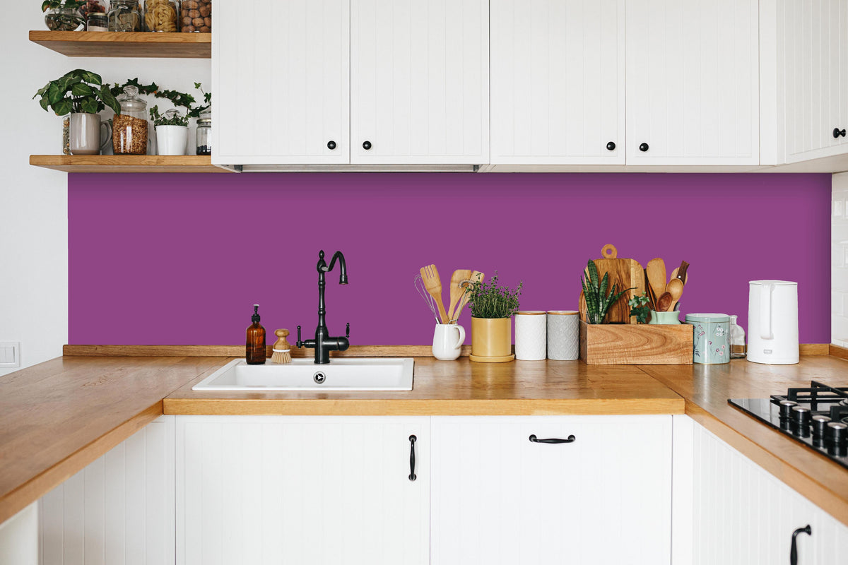 Küche - RAL 4008 (Signalviolett) in weißer Küche hinter Gewürzen und Kochlöffeln aus Holz