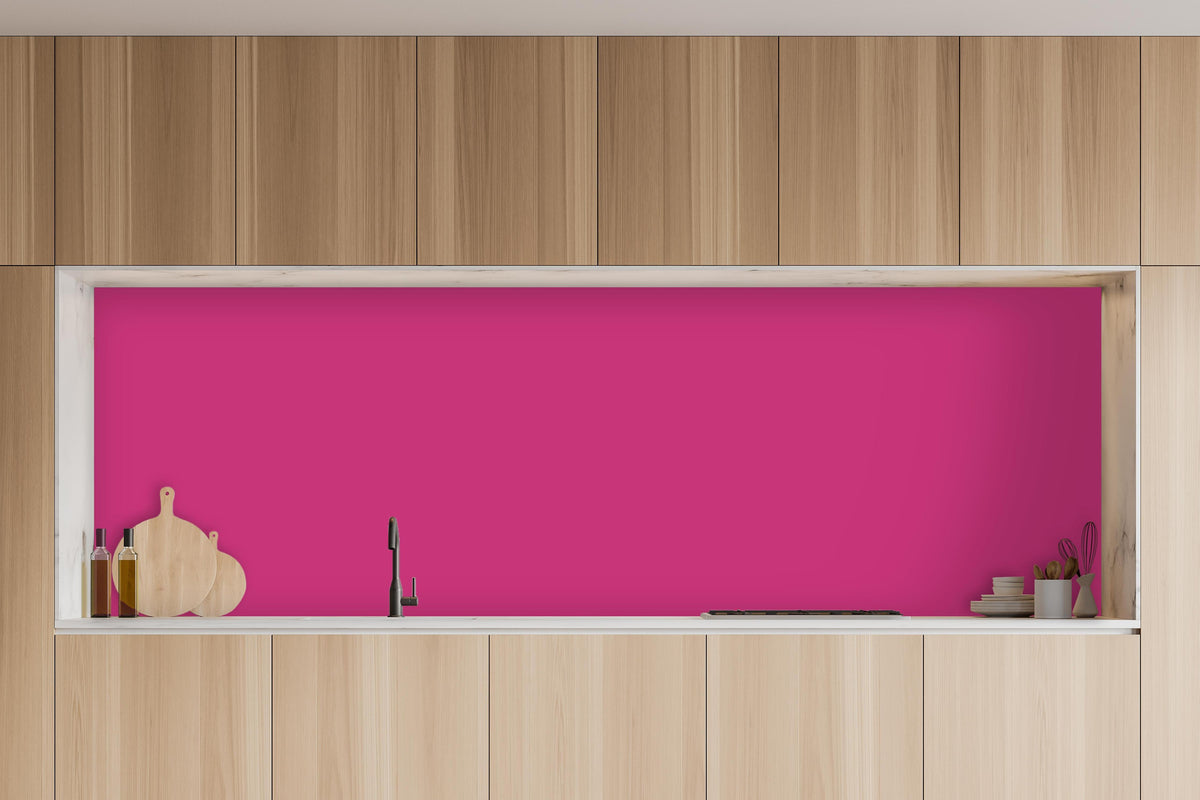Küche - RAL 4010 (Telemagenta) in charakteristischer Vollholz-Küche mit modernem Gasherd