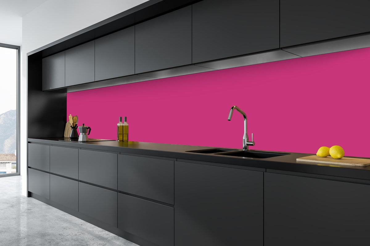 Küche - RAL 4010 (Telemagenta) in tiefschwarzer matt-premium Einbauküche