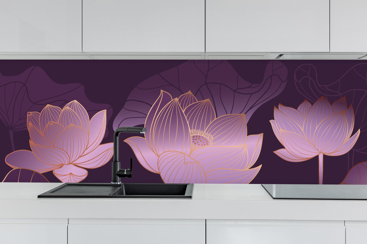 Küche - Rosa-lila Blüten hinter weißen Hochglanz-Küchenregalen und schwarzem Wasserhahn