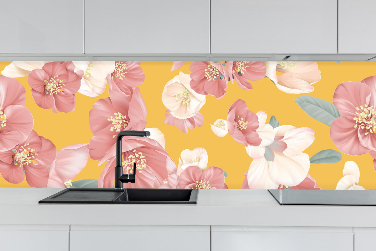 Küche - Rosa-weiße Blüten hinter weißen Hochglanz-Küchenregalen und schwarzem Wasserhahn