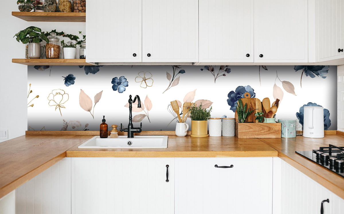 Küche - Rosen im Aquarell-Design in weißer Küche hinter Gewürzen und Kochlöffeln aus Holz