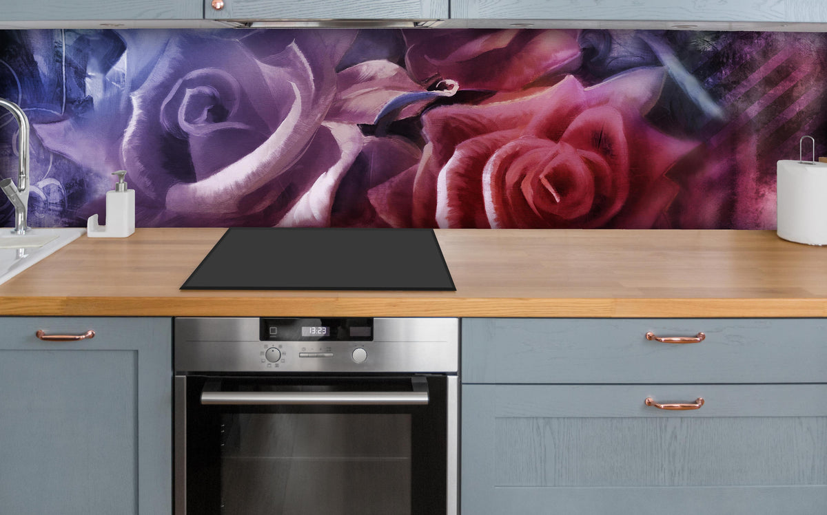 Küche - Rosenmalerei über polierter Holzarbeitsplatte mit Cerankochfeld