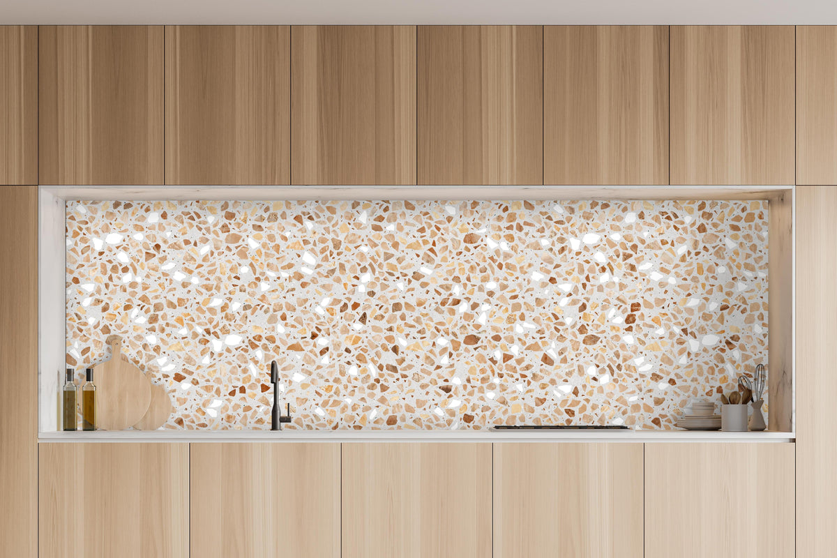 Küche - Schöne beige Terrazzo Stein Textur in charakteristischer Vollholz-Küche mit modernem Gasherd