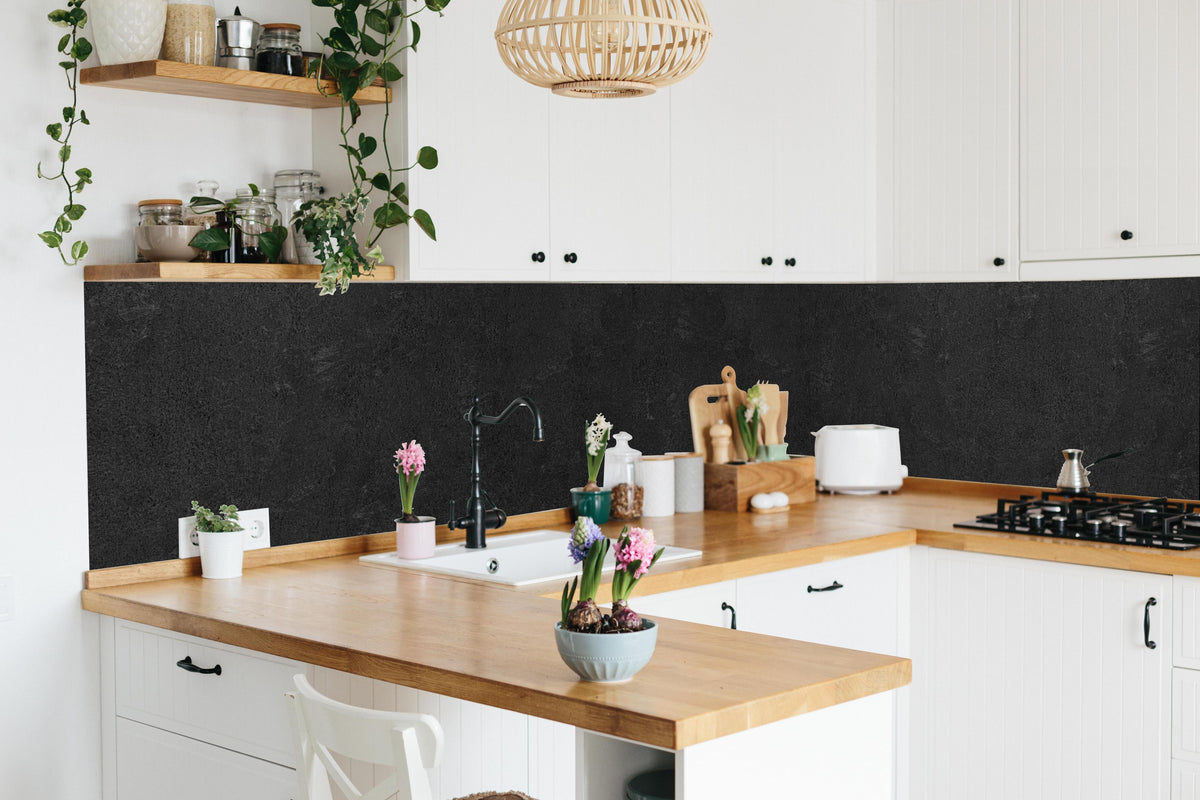 Küche - Schwarze Granitplatte in lebendiger Küche mit bunten Blumen