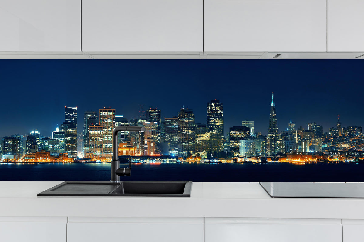 Küche - Skyline von San Francisco hinter weißen Hochglanz-Küchenregalen und schwarzem Wasserhahn