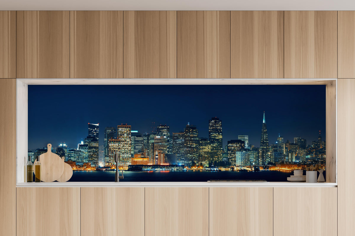 Küche - Skyline von San Francisco in charakteristischer Vollholz-Küche mit modernem Gasherd