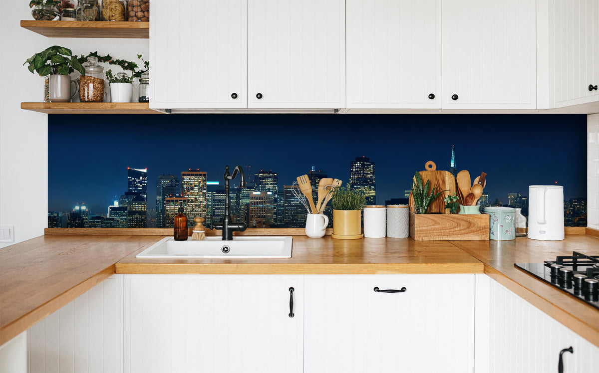 Küche - Skyline von San Francisco in weißer Küche hinter Gewürzen und Kochlöffeln aus Holz