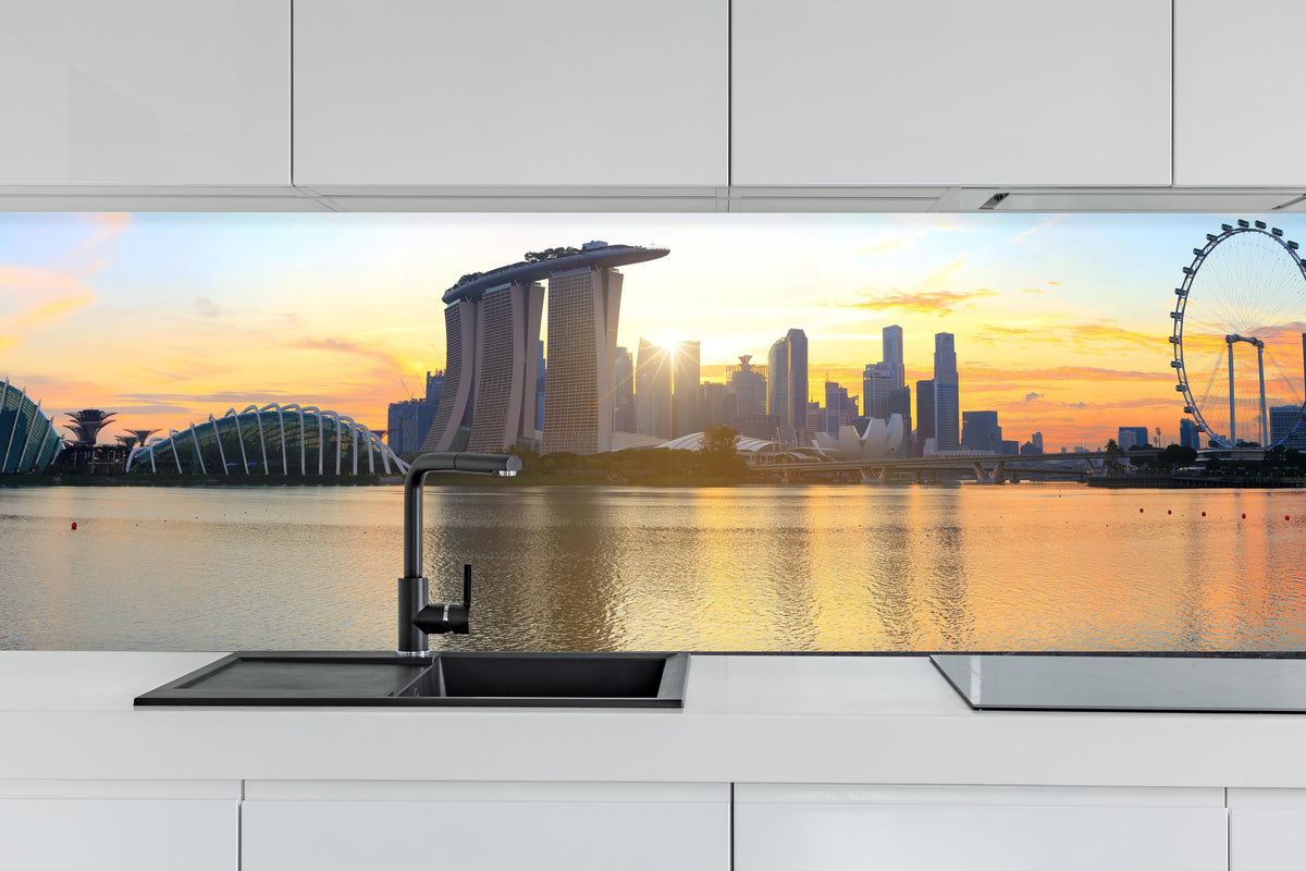 Küche - Skyline von Singapur bei Sonnenuntergang hinter weißen Hochglanz-Küchenregalen und schwarzem Wasserhahn