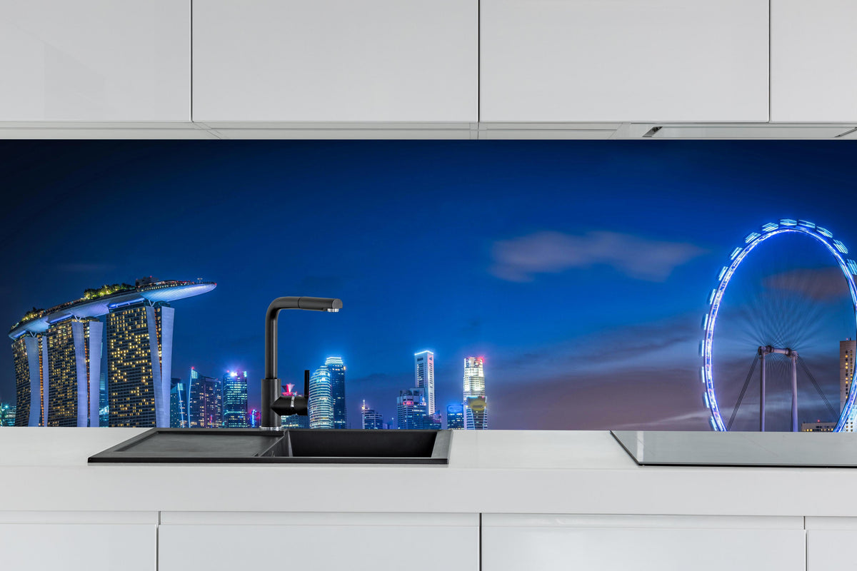 Küche - Skyline von Singapur und Blick auf den Wolkenkratzer hinter weißen Hochglanz-Küchenregalen und schwarzem Wasserhahn