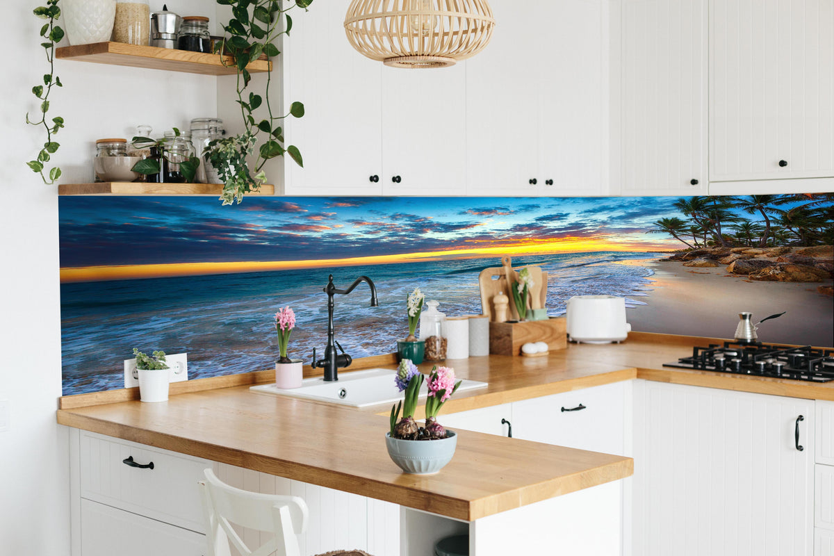 Küche - Sonnenaufgang über dem Strand in lebendiger Küche mit bunten Blumen