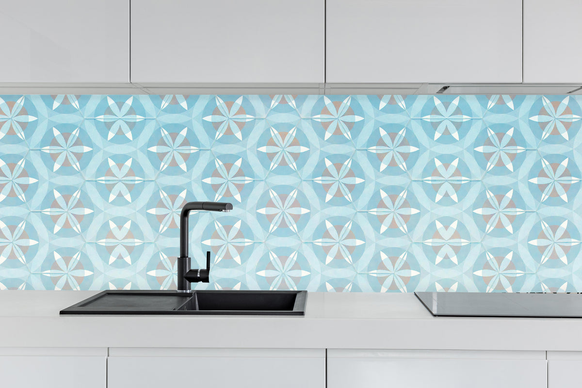 Küche - Türkis-Braun Vintage geometrisch Mosaik hinter weißen Hochglanz-Küchenregalen und schwarzem Wasserhahn