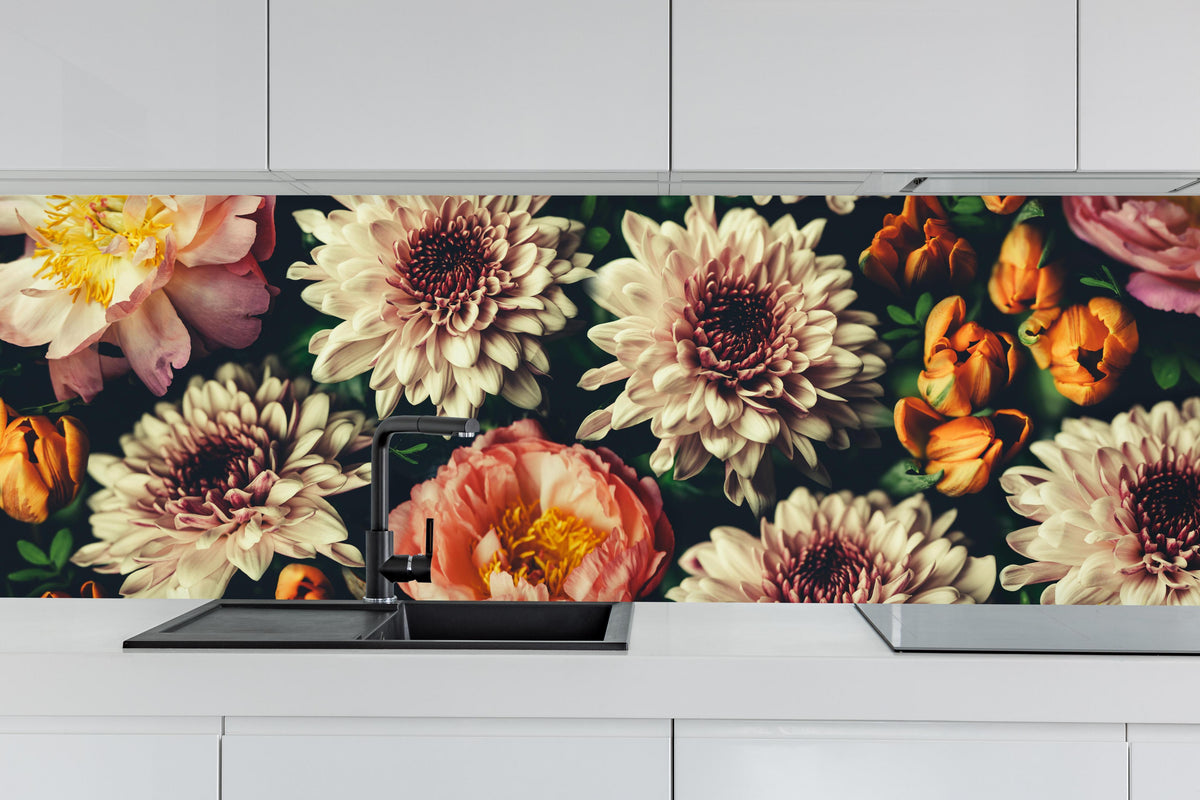 Küche - Vintage-Bouquet mit schönen Blumen hinter weißen Hochglanz-Küchenregalen und schwarzem Wasserhahn