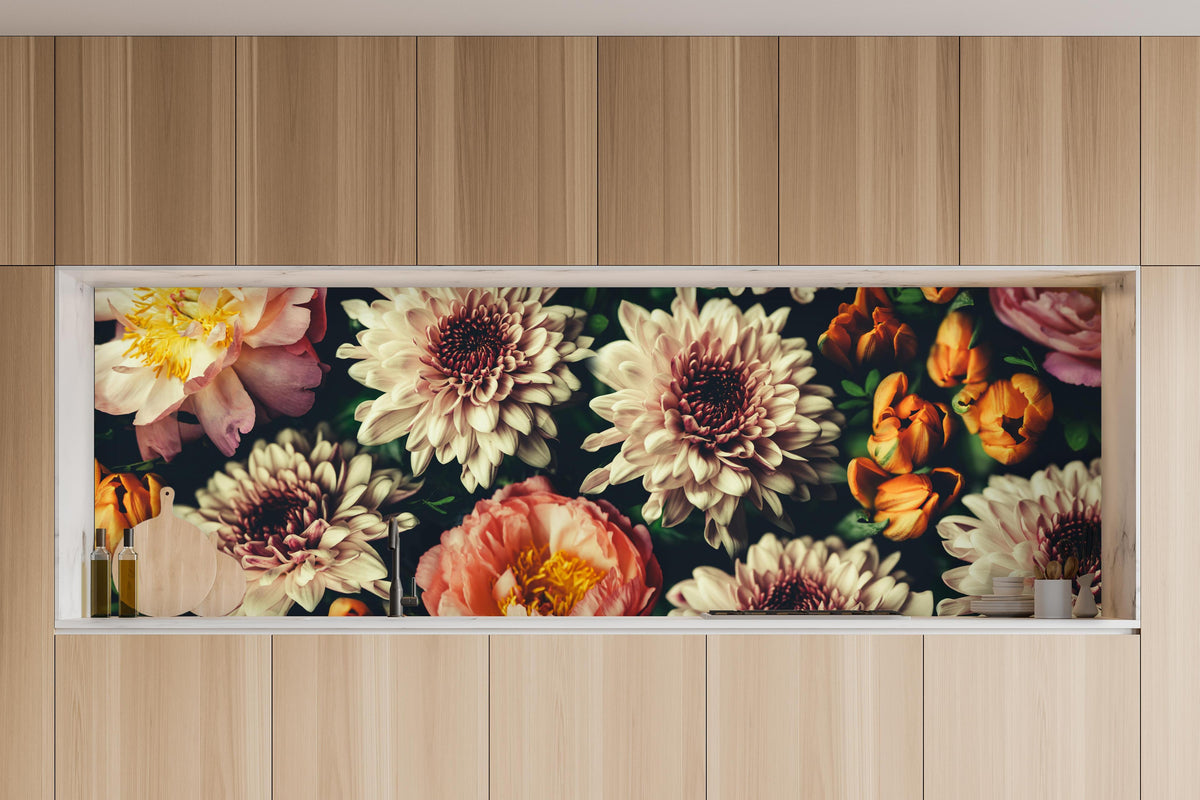 Küche - Vintage-Bouquet mit schönen Blumen in charakteristischer Vollholz-Küche mit modernem Gasherd