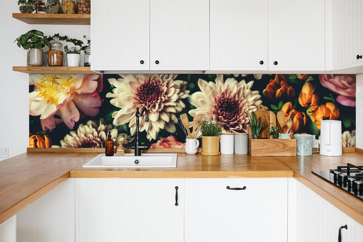 Küche - Vintage-Bouquet mit schönen Blumen in weißer Küche hinter Gewürzen und Kochlöffeln aus Holz