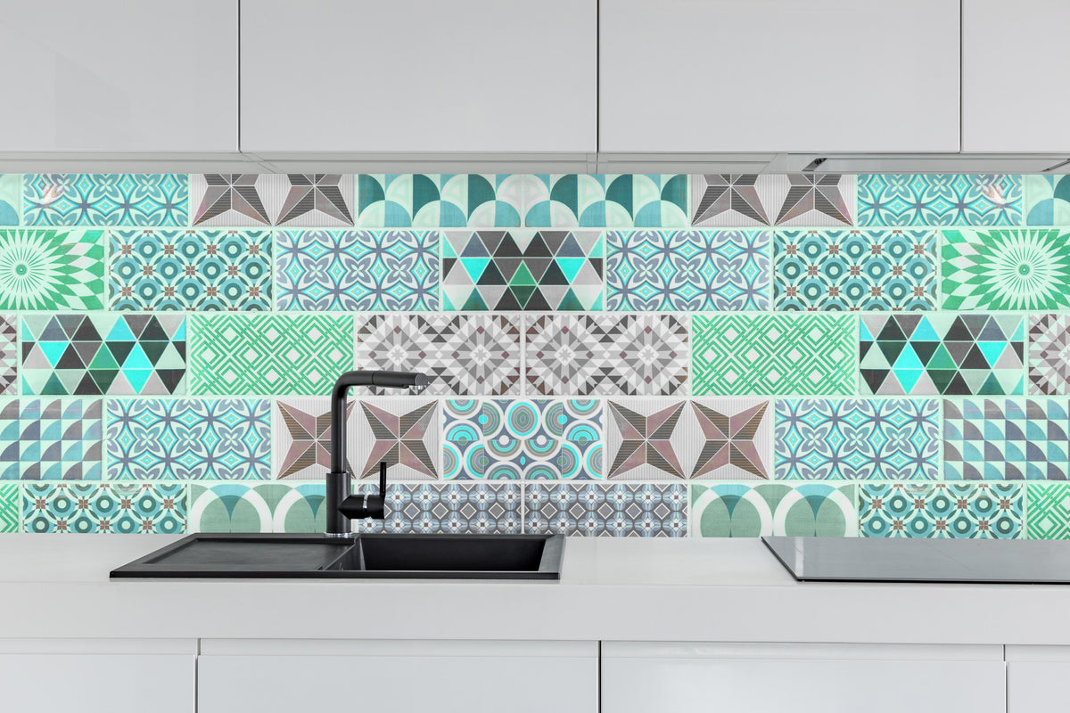 Küche - Vintage geometrisch Mosaik hinter weißen Hochglanz-Küchenregalen und schwarzem Wasserhahn