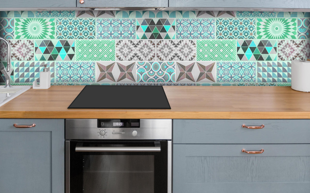 Küche - Vintage geometrisch Mosaik über polierter Holzarbeitsplatte mit Cerankochfeld