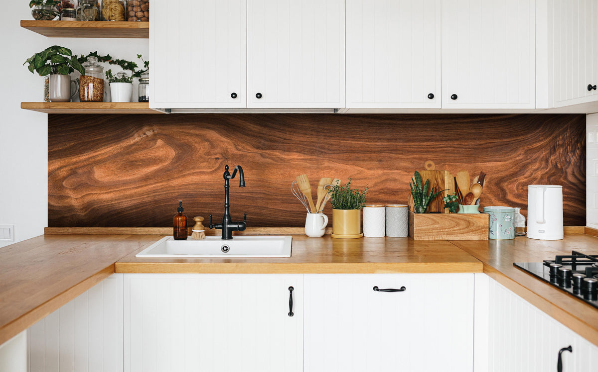 Küche - Walnussholz in weißer Küche hinter Gewürzen und Kochlöffeln aus Holz