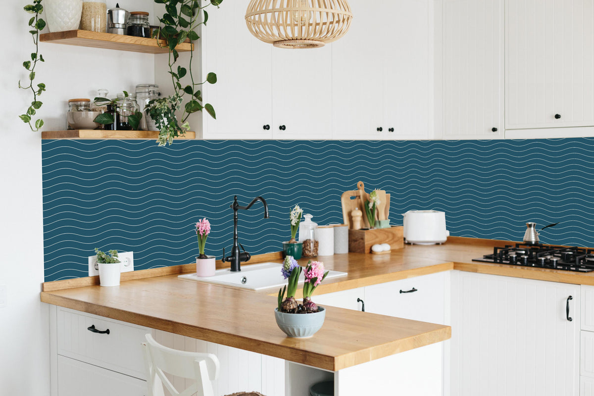 Küche - Onde Abisso Blu Petrolio hinter weißen Hochglanz-Küchenregalen und schwarzem Wasserhahn