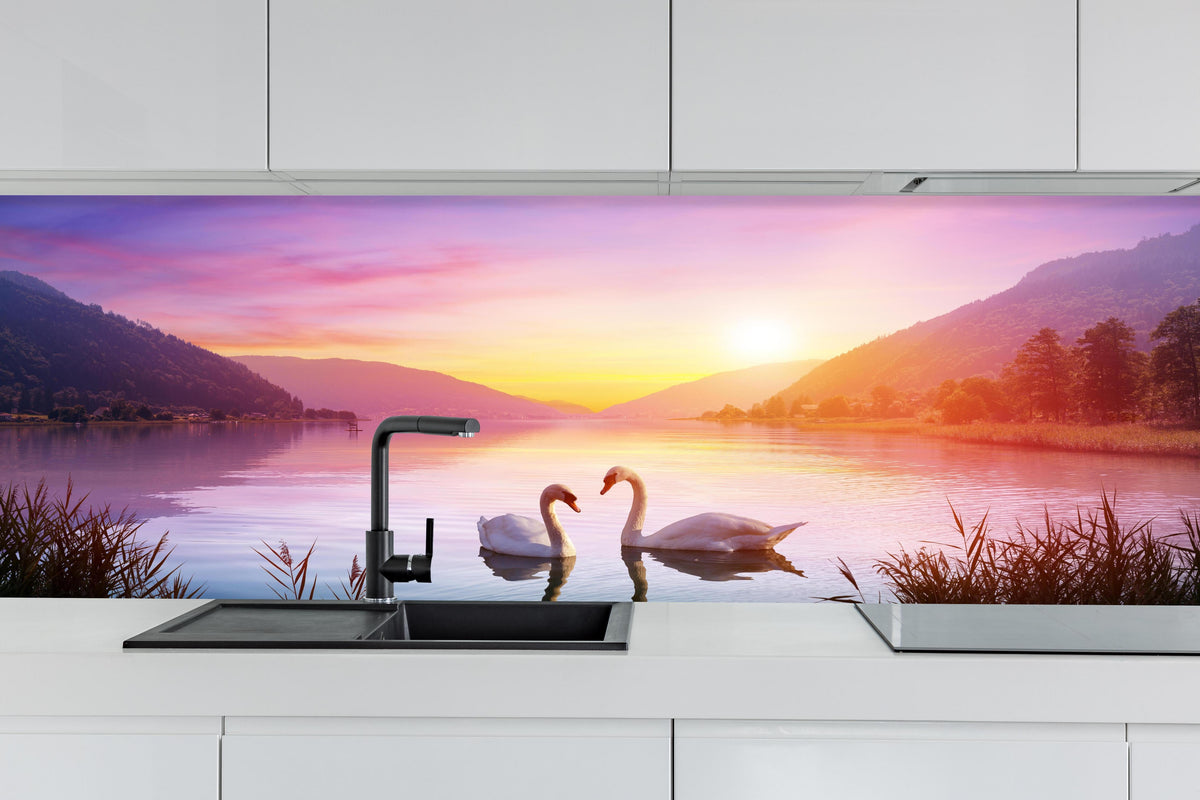 Küche - Schwäne über dem See bei Sonnenaufgang - Ruhe und Romantik hinter weißen Hochglanz-Küchenregalen und schwarzem Wasserhahn
