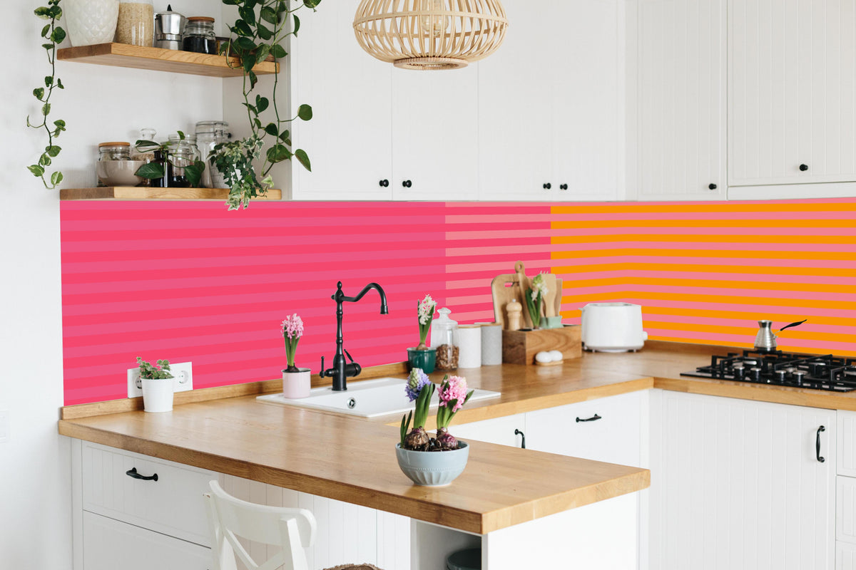 Küche - The Oranges - Multy Stripes - Raspberry hinter weißen Hochglanz-Küchenregalen und schwarzem Wasserhahn