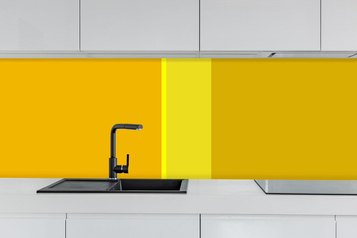 Küche - The Yellows - Vertical - Lemon hinter weißen Hochglanz-Küchenregalen und schwarzem Wasserhahn
