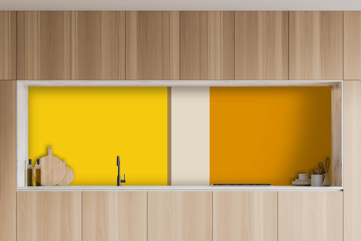 Küche - The Yellows - Vertical - Saffron hinter weißen Hochglanz-Küchenregalen und schwarzem Wasserhahn