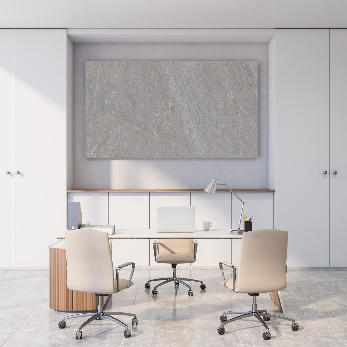 Office Poster  -  Natürliche Graue Marmor Textur hinter weißem Holzschreibtisch mit Tischlampe