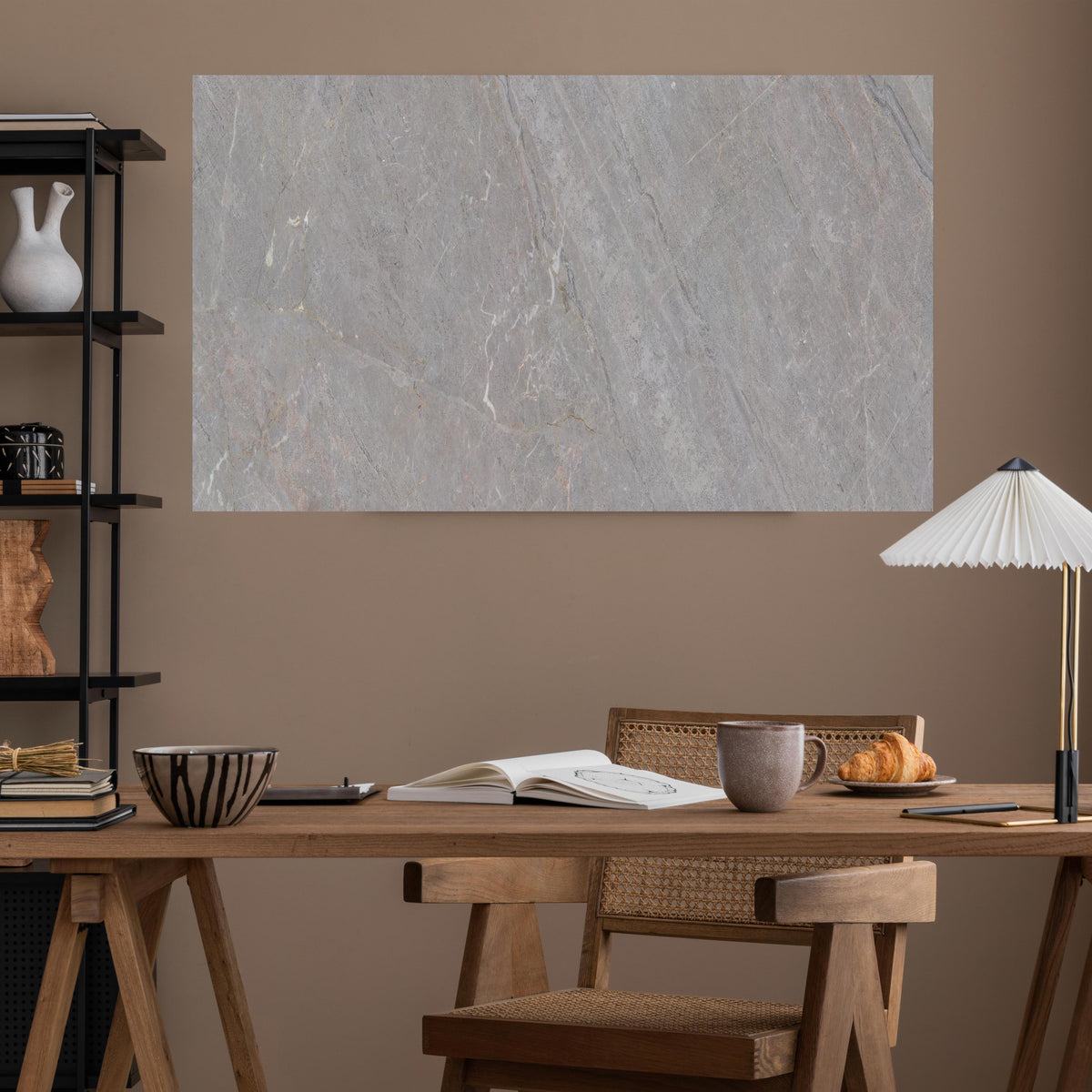 Office Poster  -  Natürliche Graue Marmor Textur über poliertem Holztisch mit stilvoller Lampe - rechteckig
