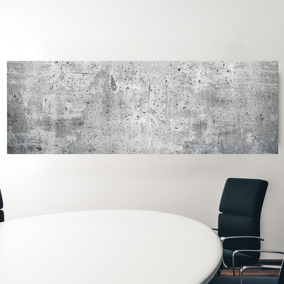 Office Poster  - Alte graue Betonwand in einem Konferenzraum hinter weißem ovalem Tisch Zoom