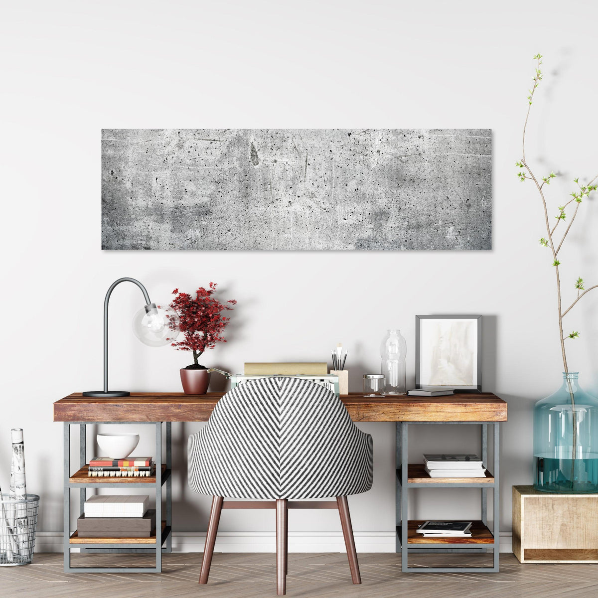 Office Poster  - Alte graue Betonwand über klassischem Holzschreibtisch mit Bücherregal