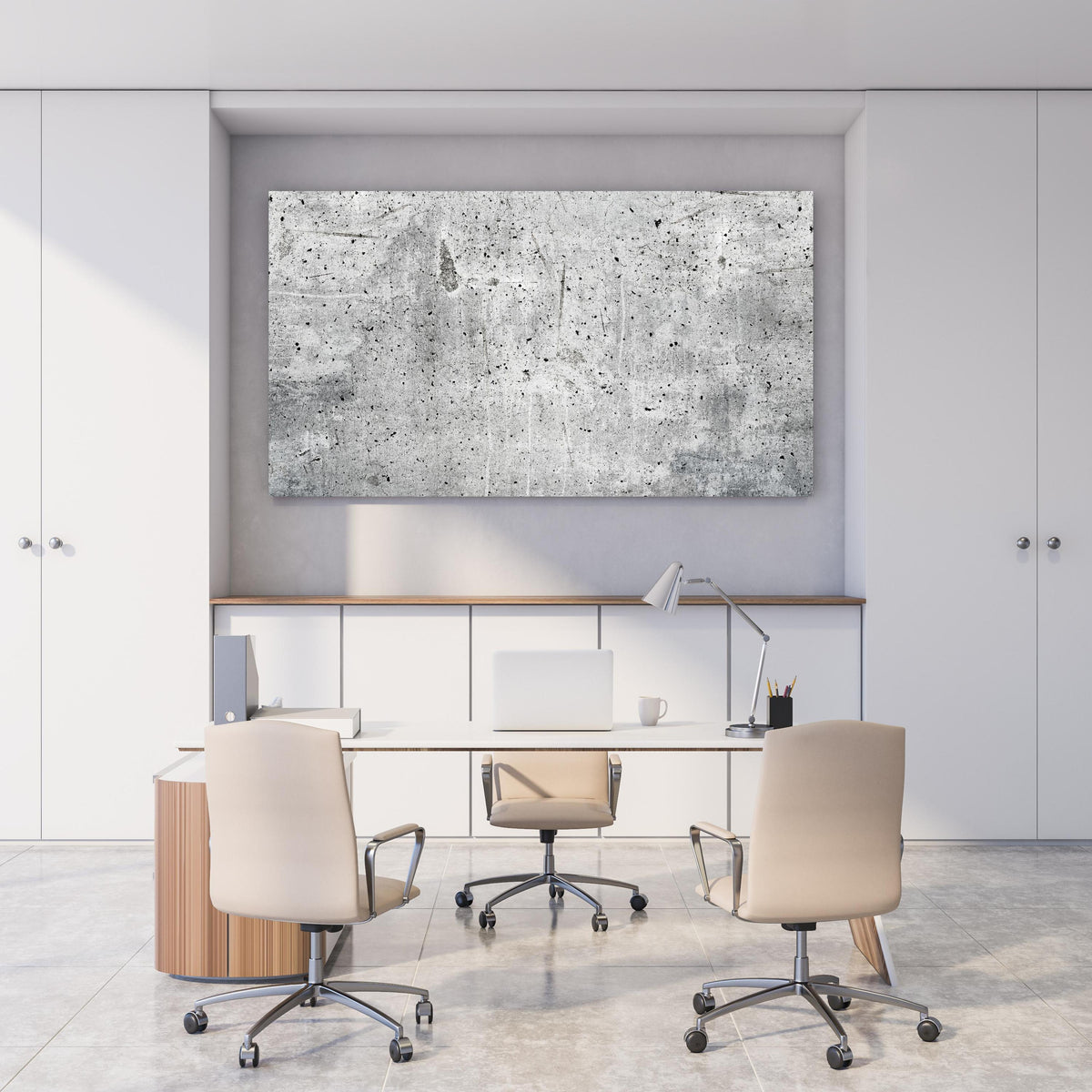 Office Poster  - Alte graue Betonwand hinter weißem Holzschreibtisch mit Tischlampe
