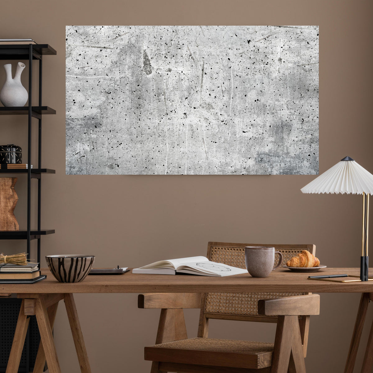 Office Poster  - Alte graue Betonwand über poliertem Holztisch mit stilvoller Lampe - rechteckig