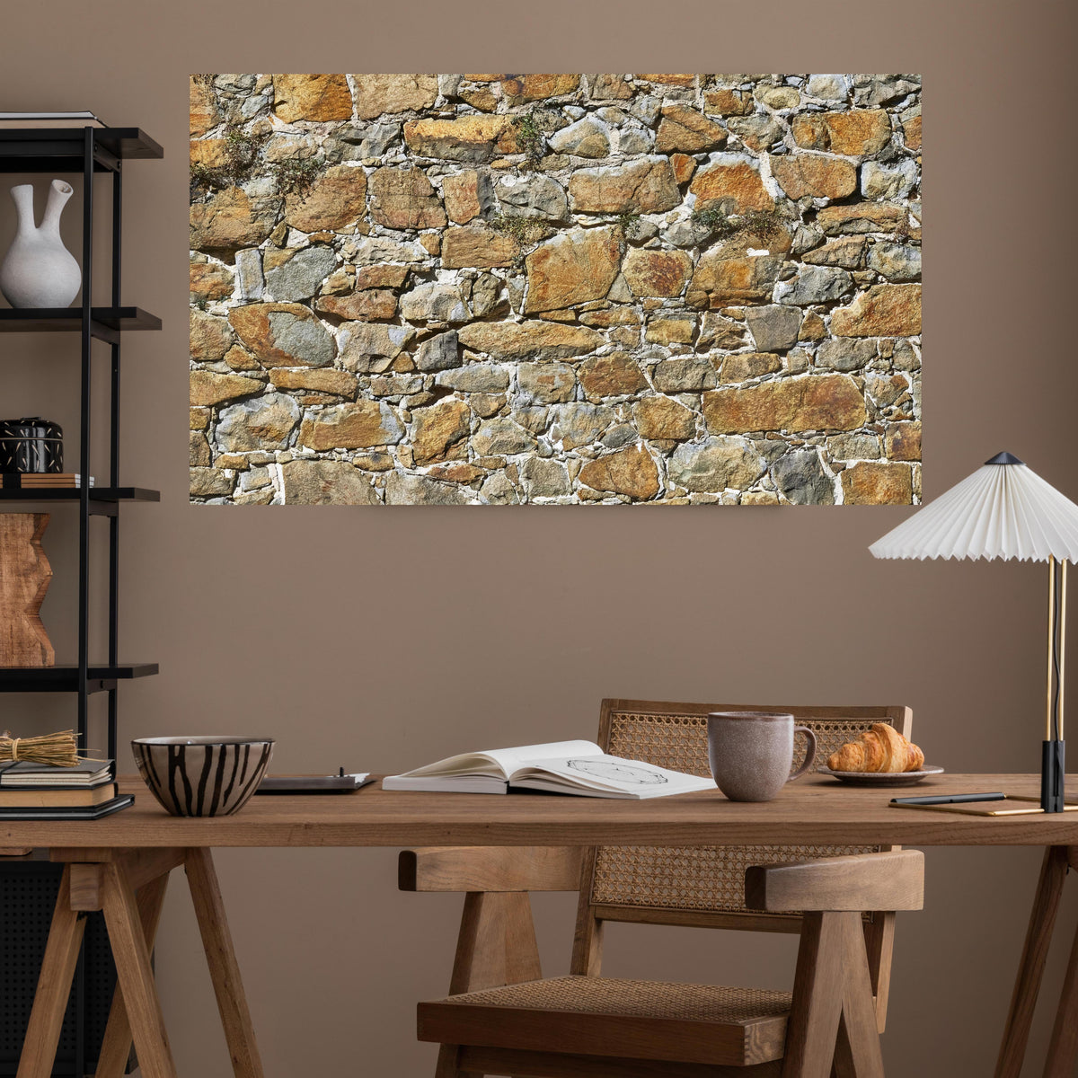 Office Poster  - Alte unverputzte Burgmauer über poliertem Holztisch mit stilvoller Lampe - rechteckig