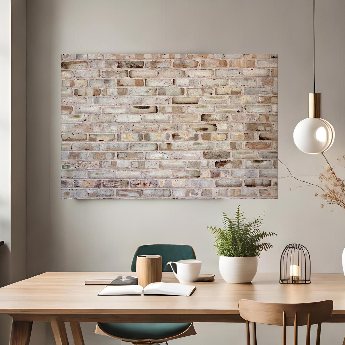 Office Poster  - Braune verschimmelte Ziegelmauer über klassischem Holztisch mit runder Vase - rechteckig