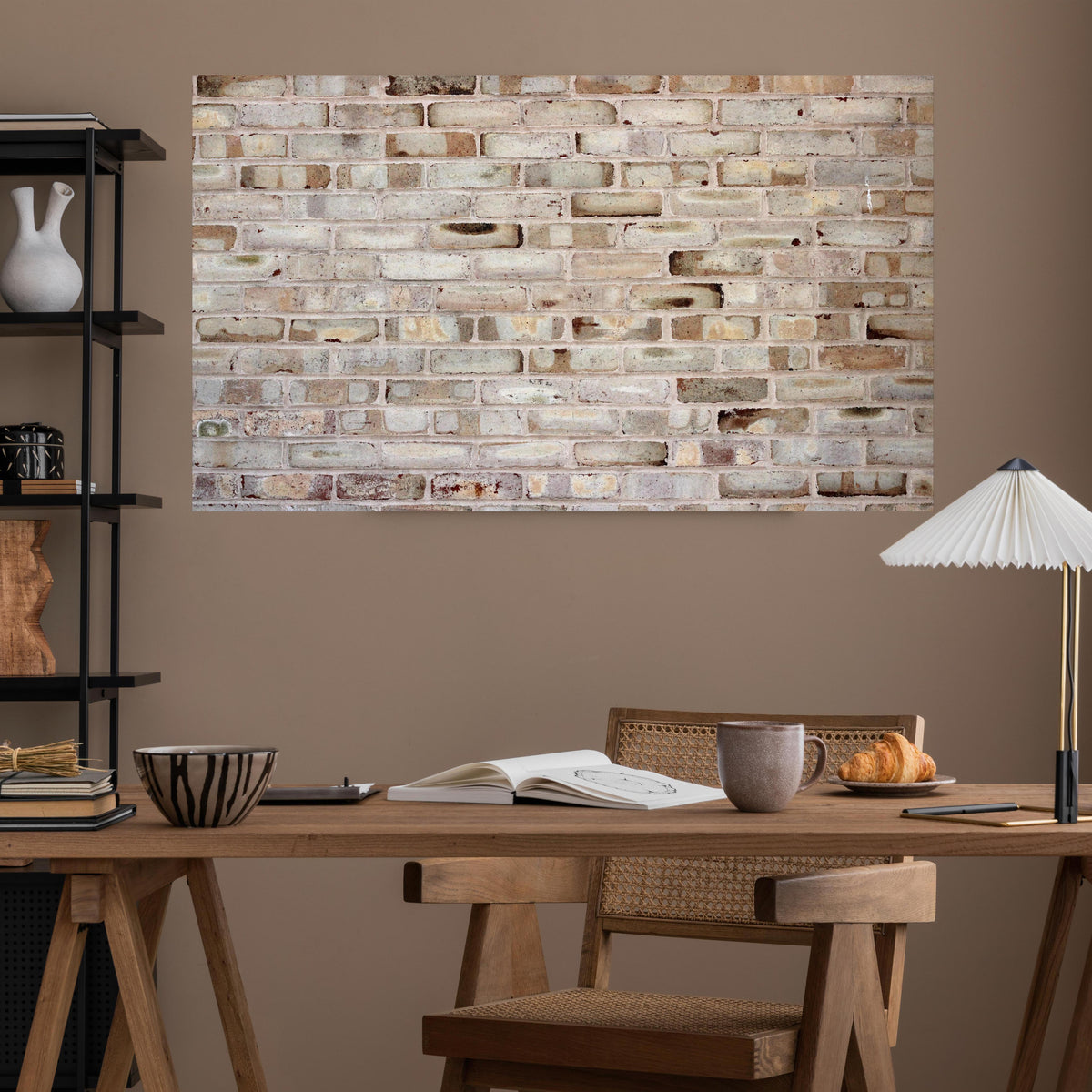 Office Poster  - Braune verschimmelte Ziegelmauer über poliertem Holztisch mit stilvoller Lampe - rechteckig