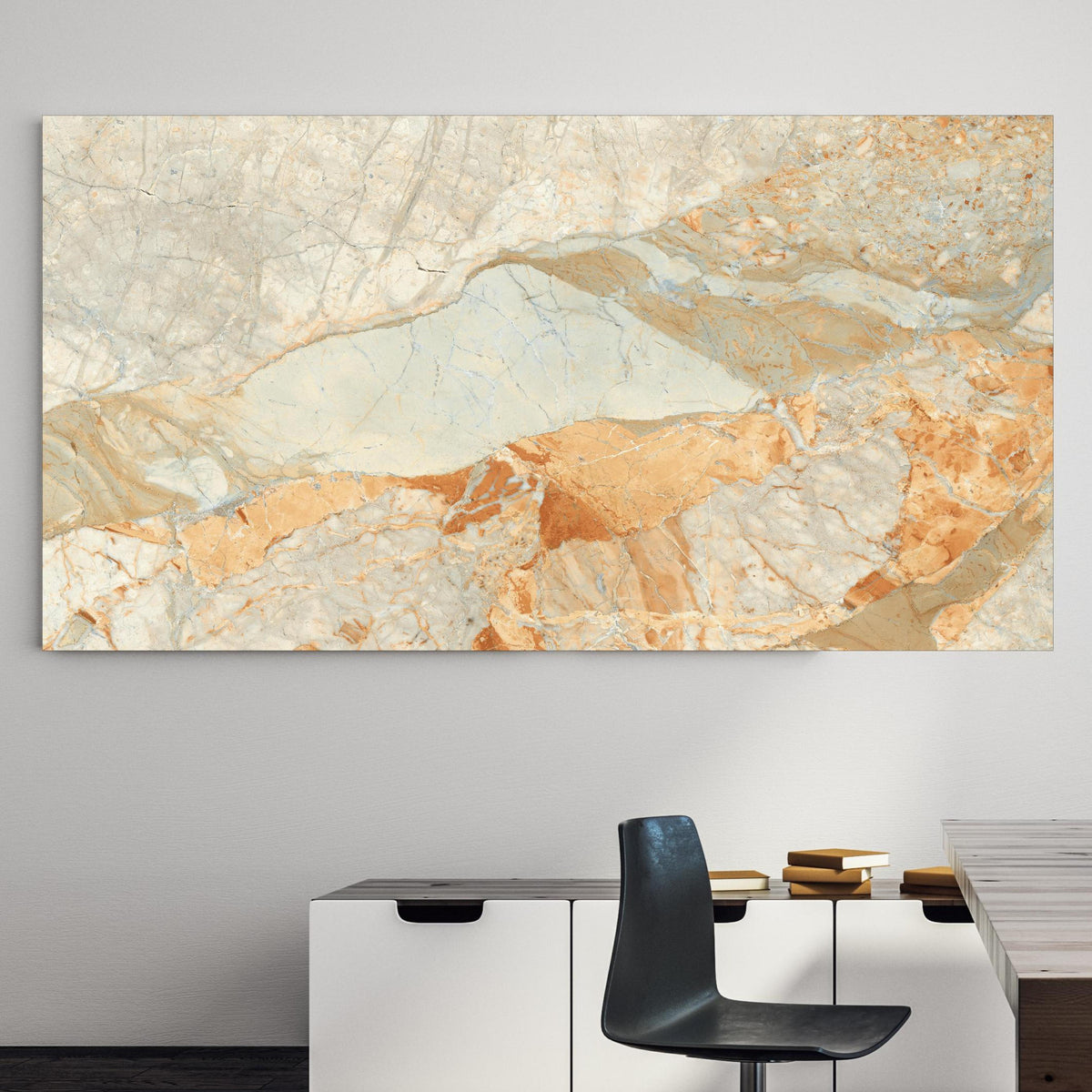 Office Poster  - Brauner Marmor mit Adern an einer Wand in minimalistisch eingerichtetem Heim-Büro Zoom