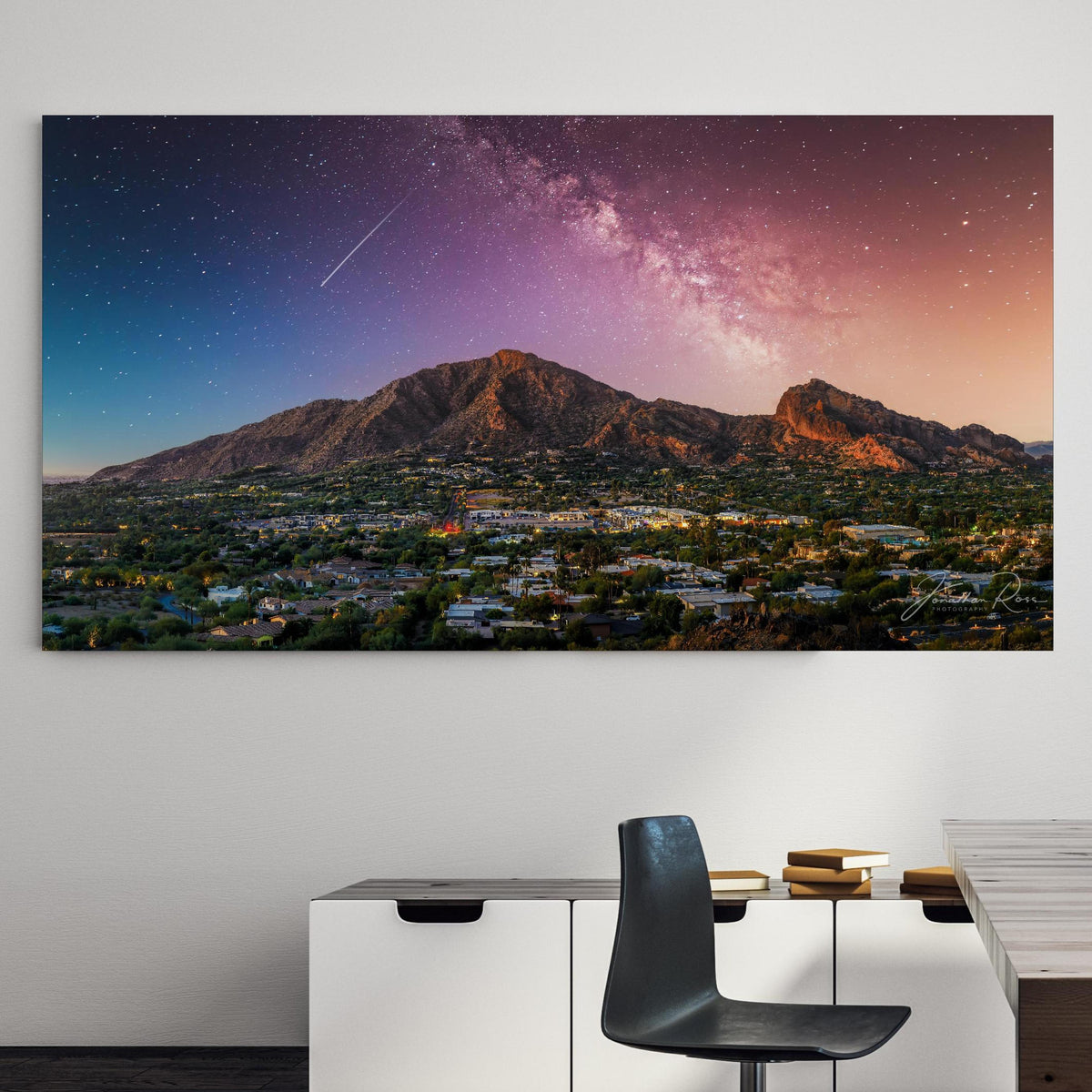 Office Poster  - Camelback Mountain in Phoenix Arizona an einer Wand in minimalistisch eingerichtetem Heim-Büro Zoom