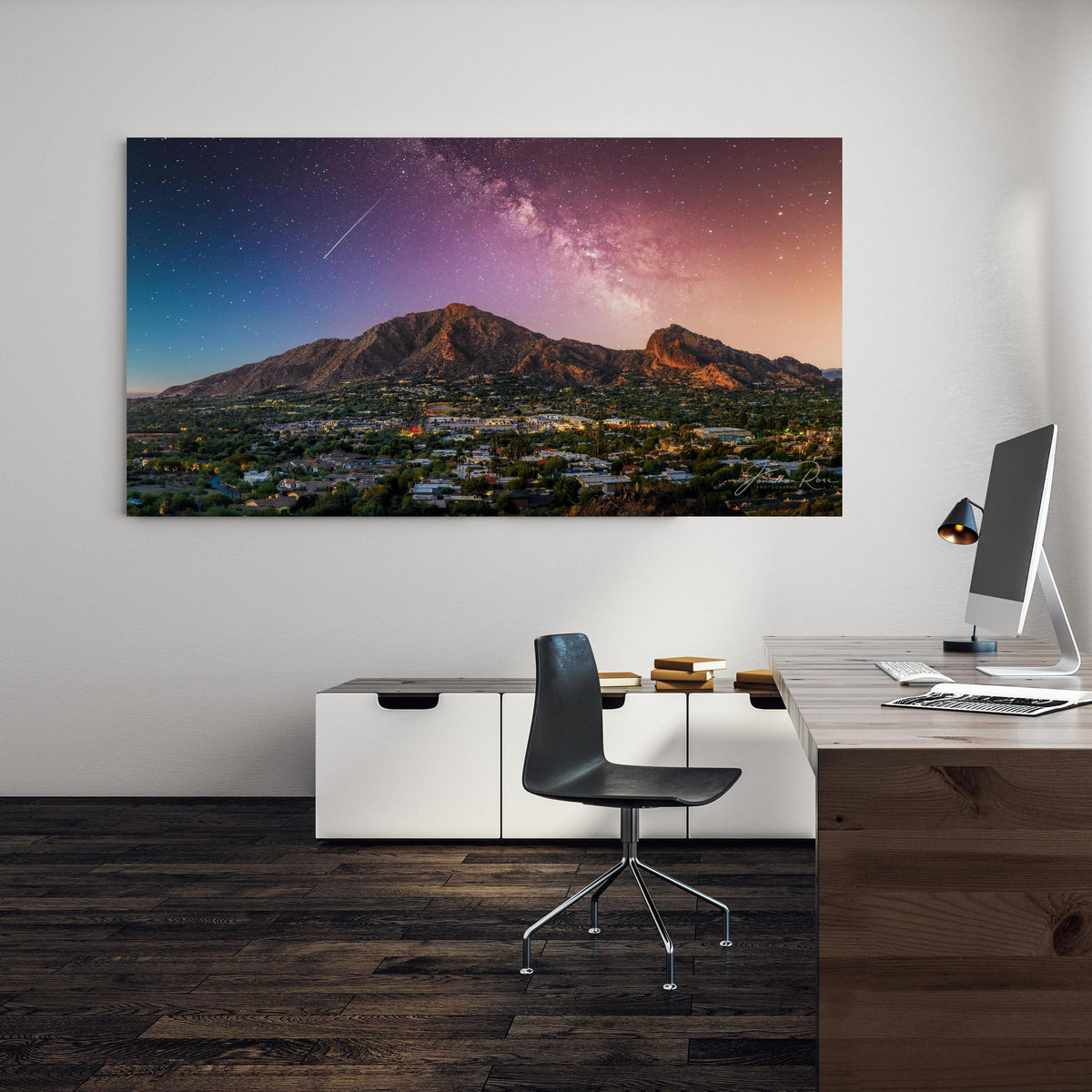Office Poster  - Camelback Mountain in Phoenix Arizona an einer Wand in minimalistisch eingerichtetem Heim-Büro
