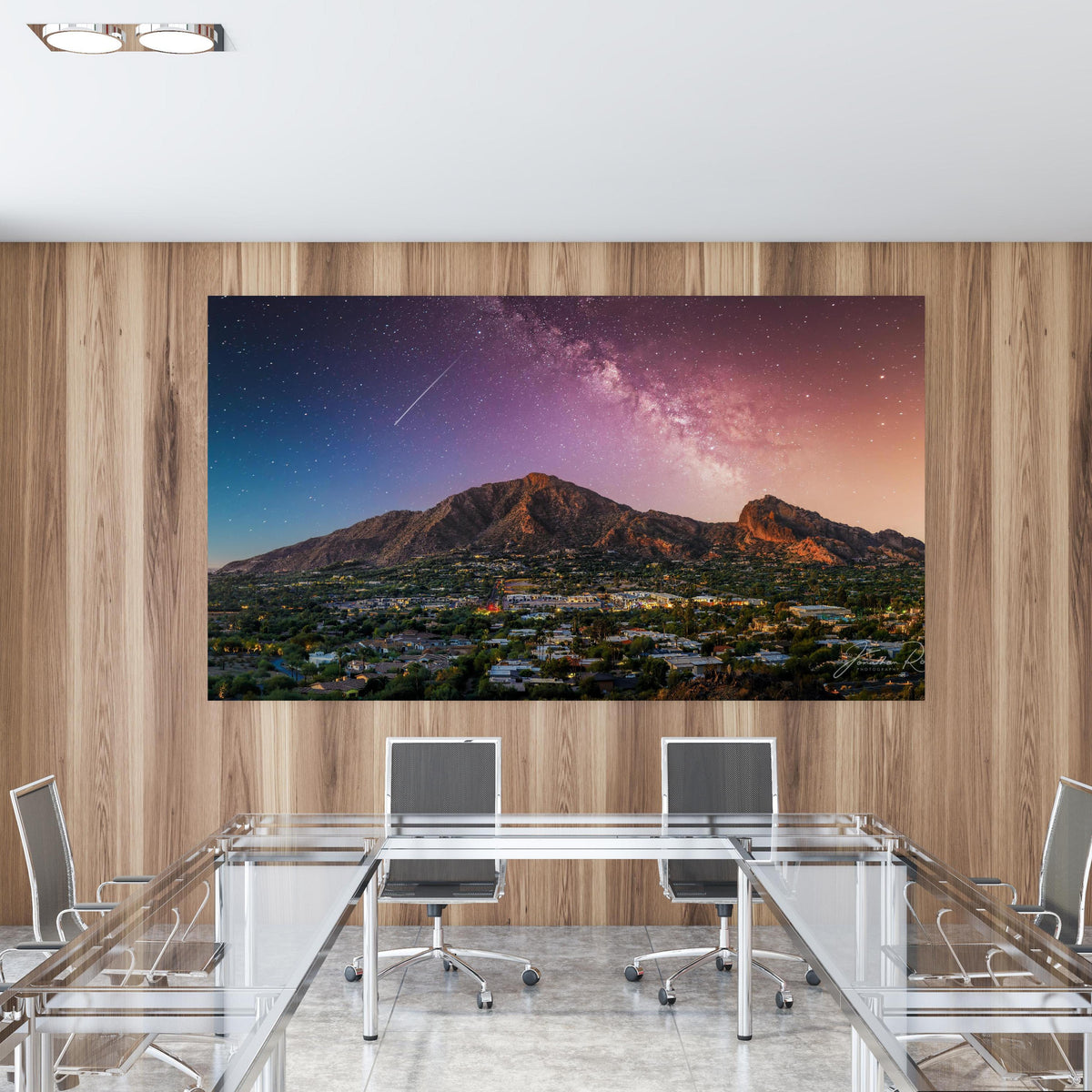 Office Poster  - Camelback Mountain in Phoenix Arizona in einem Konferenzraum mit Glastisch und Holzwand