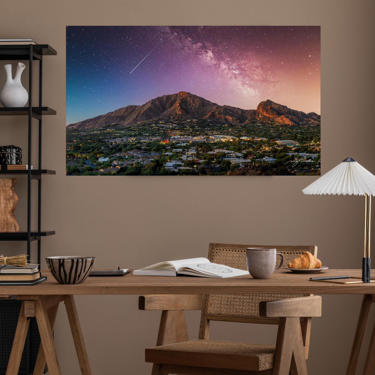Office Poster  - Camelback Mountain in Phoenix Arizona über poliertem Holztisch mit stilvoller Lampe - rechteckig