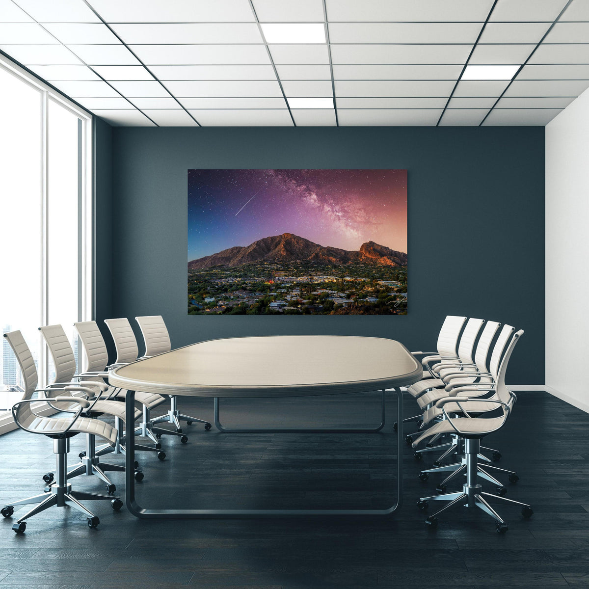 Office Poster  - Camelback Mountain in Phoenix Arizona an blauer Wand in einem Besprechungsraum