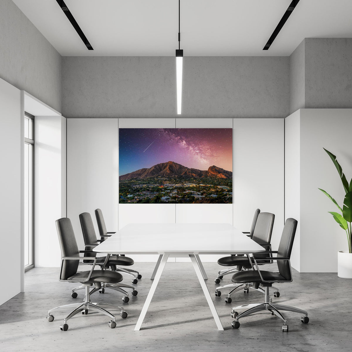Office Poster  - Camelback Mountain in Phoenix Arizona in einem Konferenzraum an weißer Wand hängend