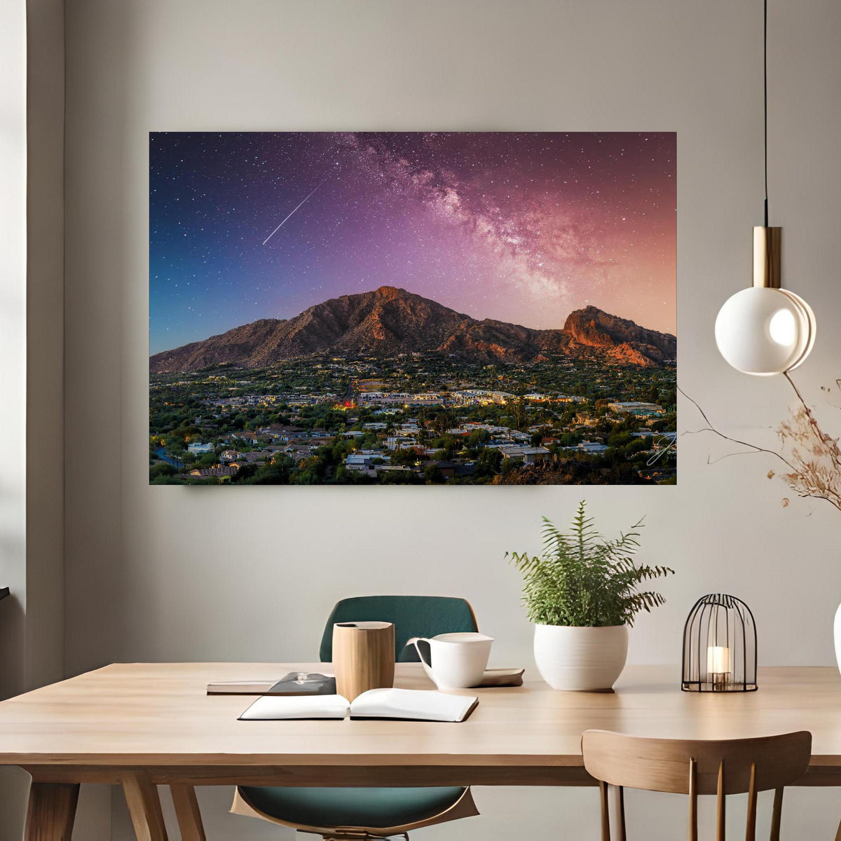 Office Poster  - Camelback Mountain in Phoenix Arizona über klassischem Holztisch mit runder Vase - rechteckig