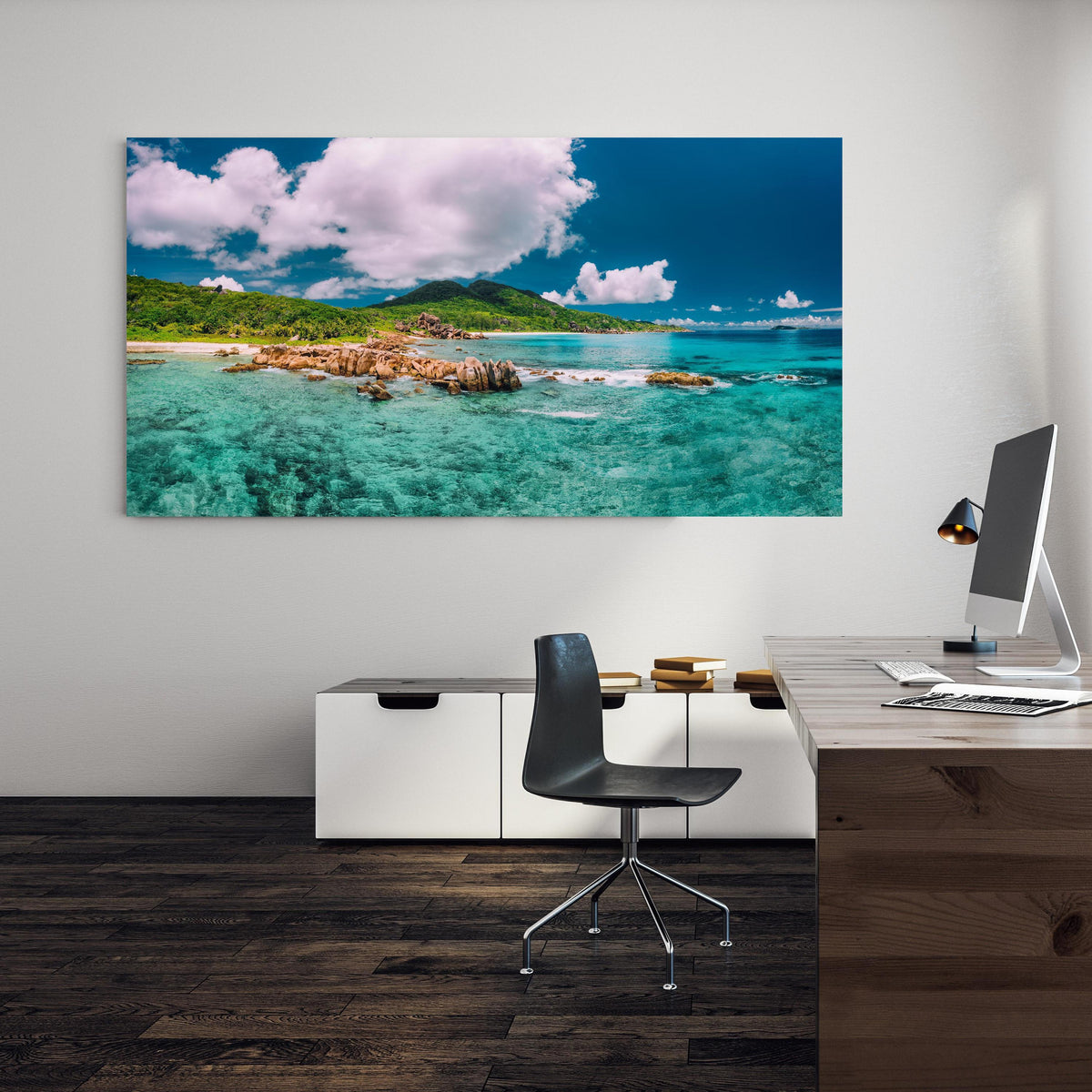 Office Poster  - Der Strand Grand Anse - La Digue an einer Wand in minimalistisch eingerichtetem Heim-Büro