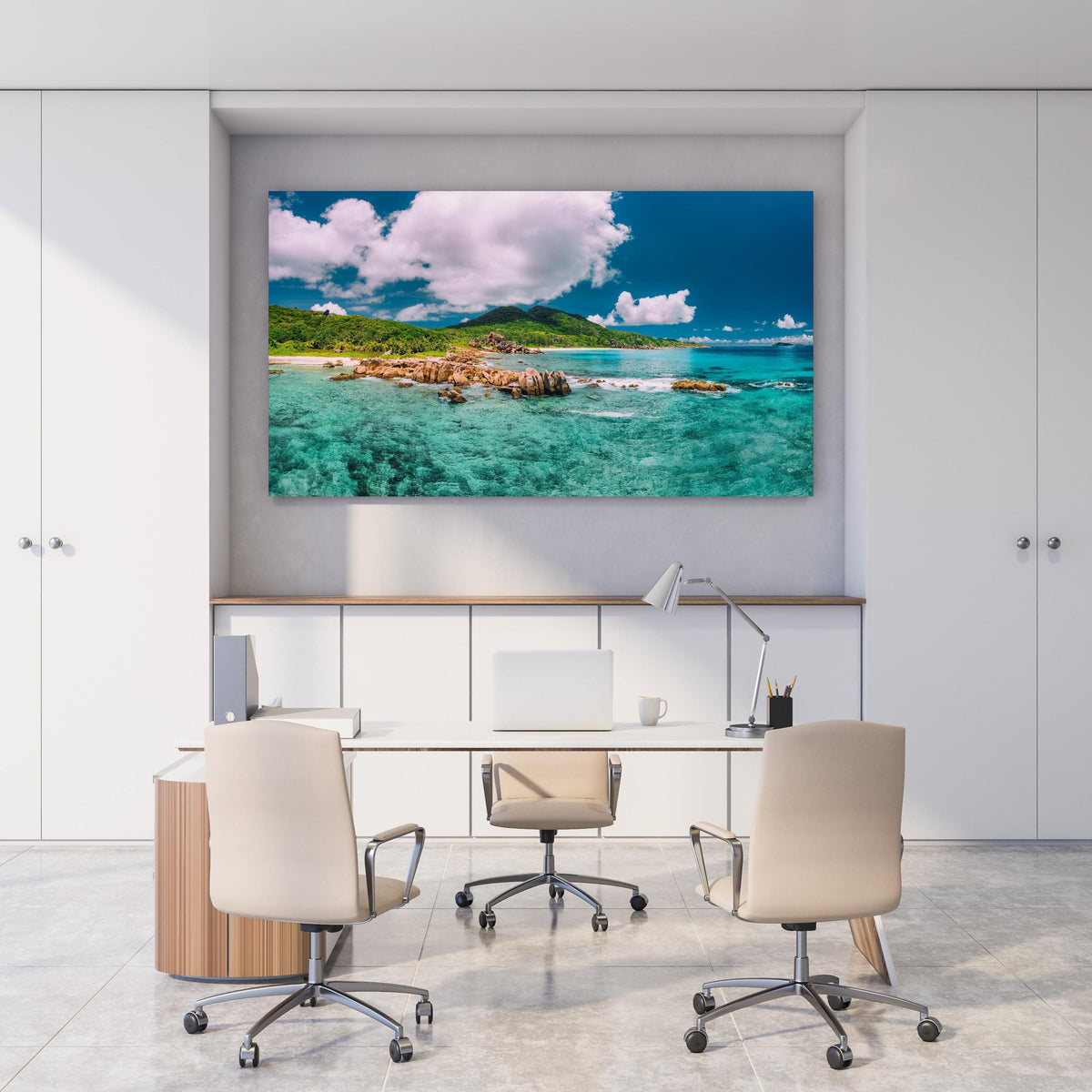 Office Poster  - Der Strand Grand Anse - La Digue hinter weißem Holzschreibtisch mit Tischlampe