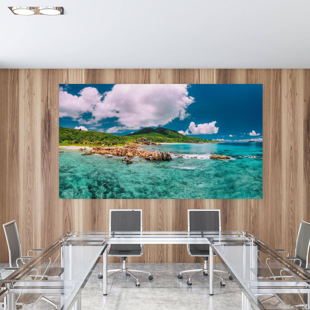 Office Poster  - Der Strand Grand Anse - La Digue in einem Konferenzraum mit Glastisch und Holzwand