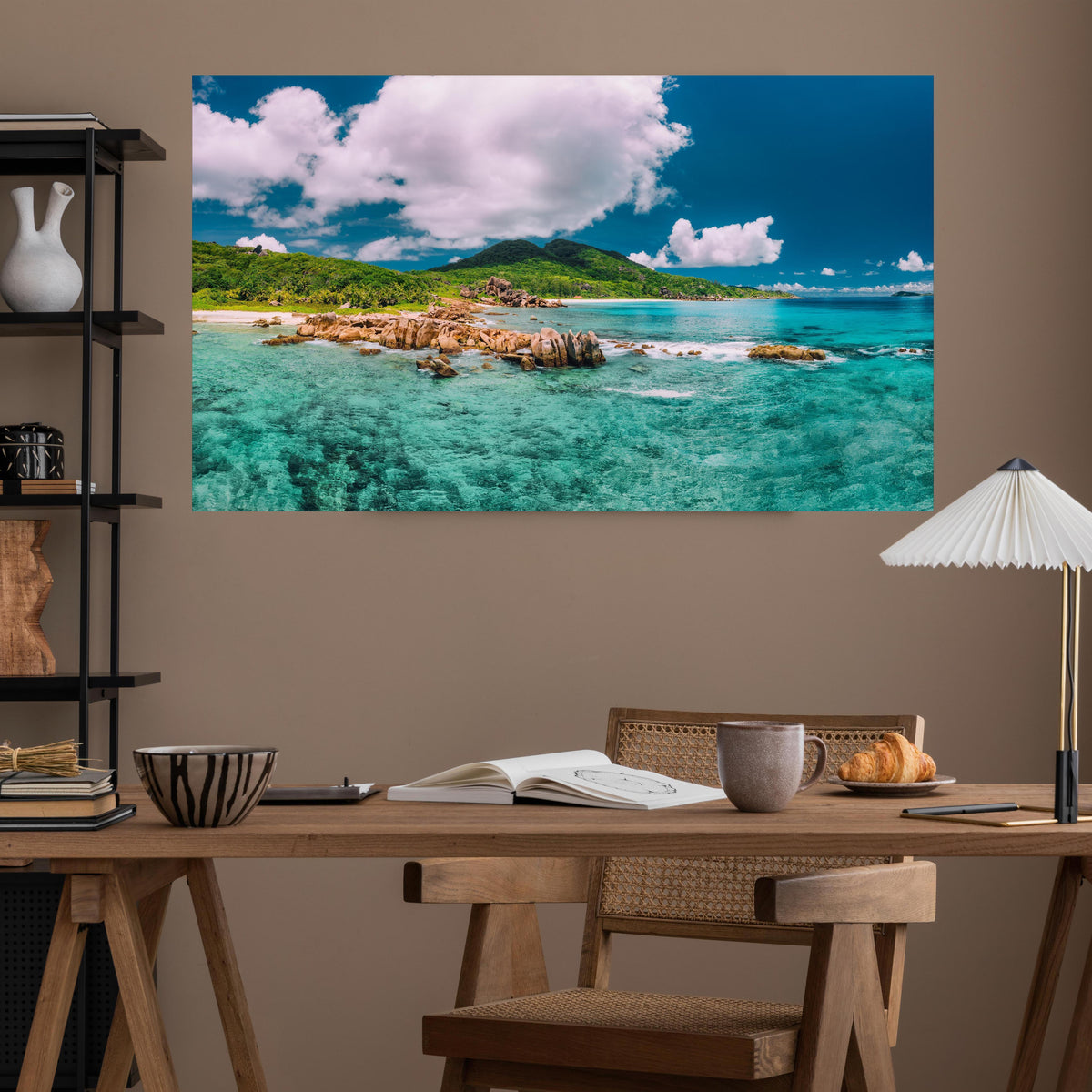 Office Poster  - Der Strand Grand Anse - La Digue über poliertem Holztisch mit stilvoller Lampe - rechteckig